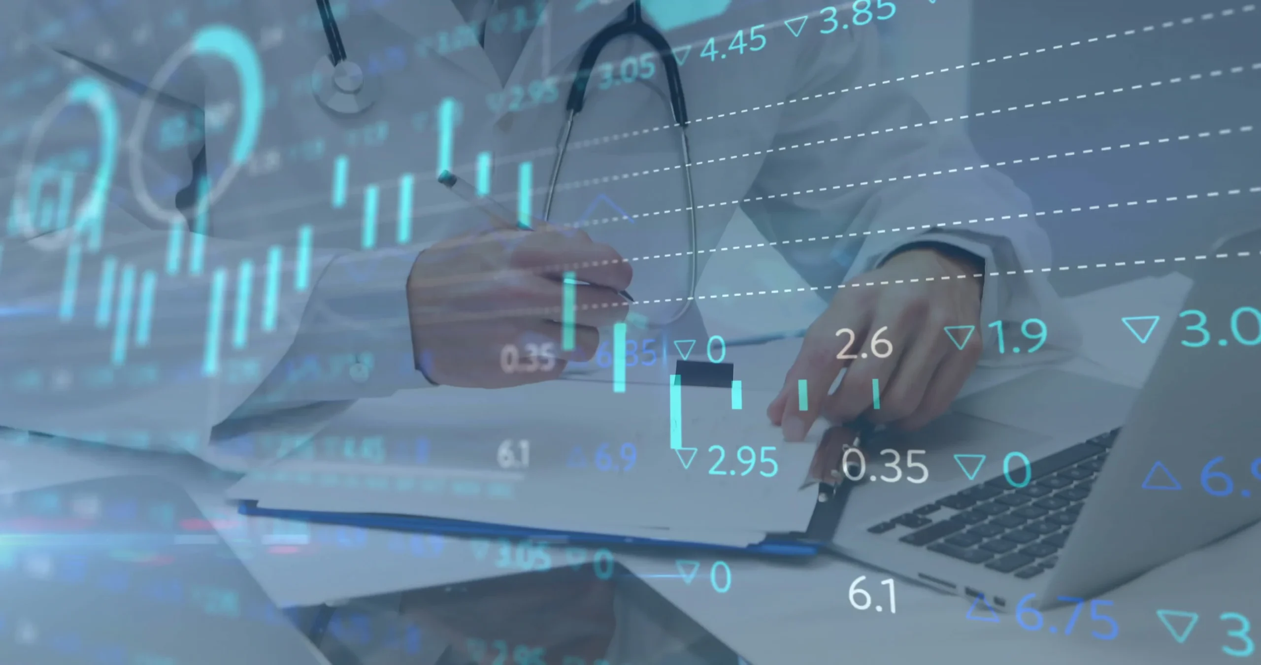 Bild eines medizinischen Fachpersonals bei der Analyse klinischer Daten am Laptop, überlagert mit Grafiken und Zahlen – symbolisiert moderne, validierte Analyseumgebungen in den Life Sciences.